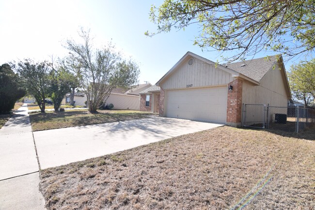 Building Photo - 2207 Pixton Dr