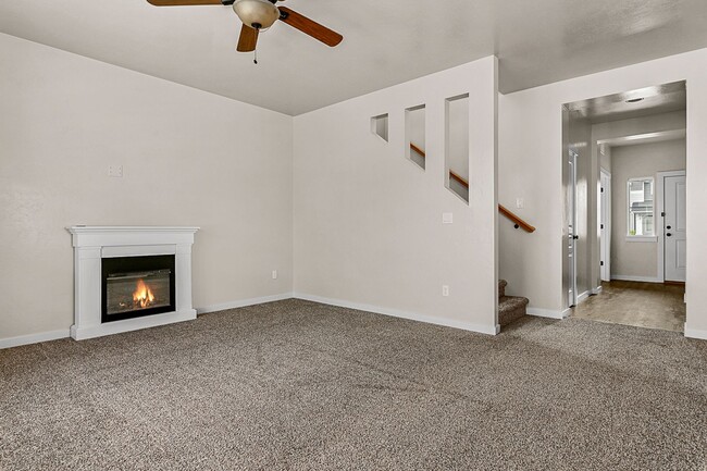 Building Photo - Beautiful 5bd/2.5ba, 3-car Tandem Garage H...
