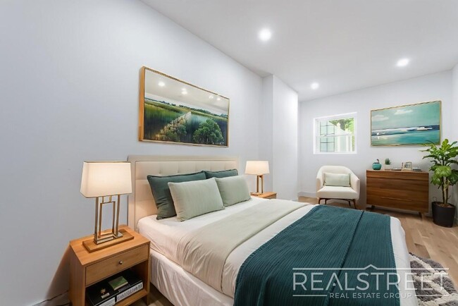 Building Photo - Brand New 4 bed 2 bath in Ridgewood Townho...
