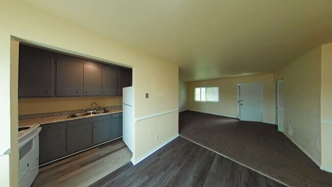 Building Photo - Newly updated 2 Bedroom, 1 bathroom Apartm...