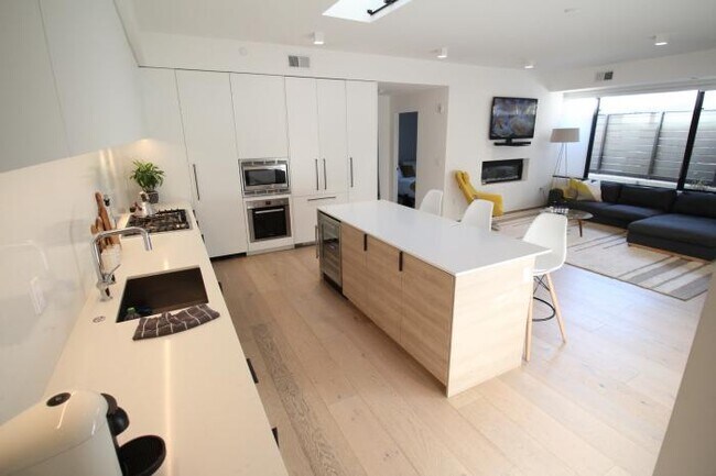 Building Photo - 3 bedroom in San Francisco CA 94110