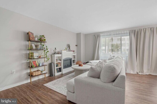 Building Photo - Welcome to this lovely and spacious fully remodeled 1 bedroom, 1 bath condo at The Cavendish