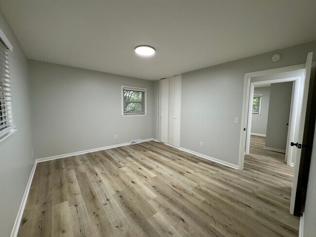 Building Photo - 2205 Hathaway Dr
