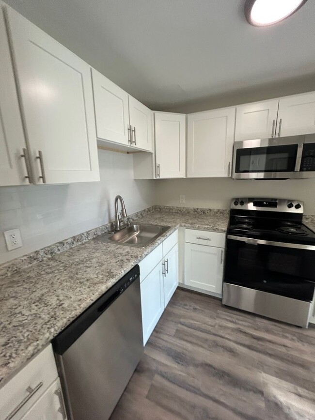 Building Photo - 2 Bedroom Townhouse in Rochester, NH for R...
