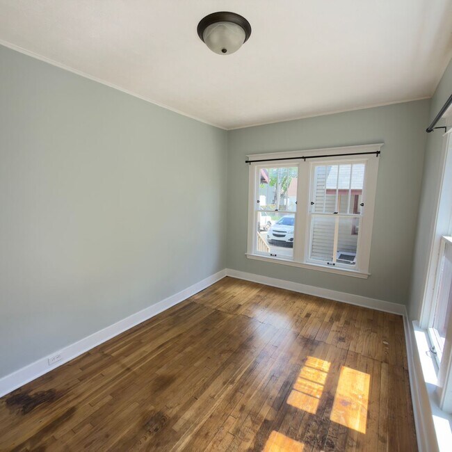 Foto del edificio - 4 Bedroom Duplex - Belknap Hill Area!