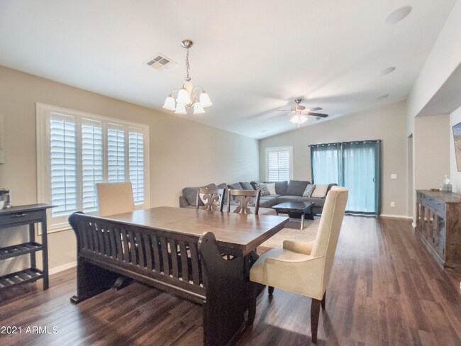 Foto del edificio - 2213 E Stacey Rd