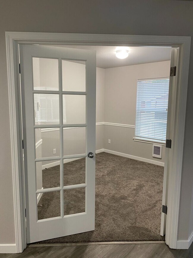 Foto del edificio - 2 Bedroom with a Den, 1-car oversized detached garage, DuPont Condo