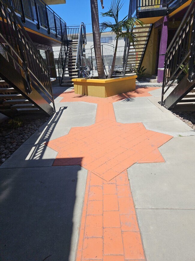 Building Photo - Beautifully renovated 2 bedroom 2 bath One...