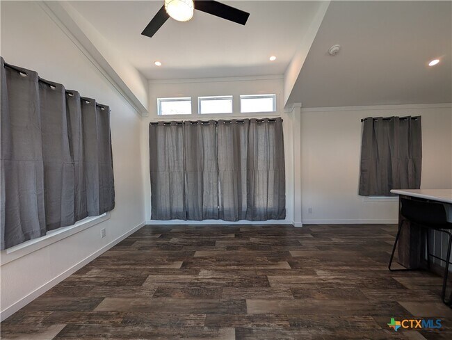 Foto del edificio - 120 Water Hole Ln