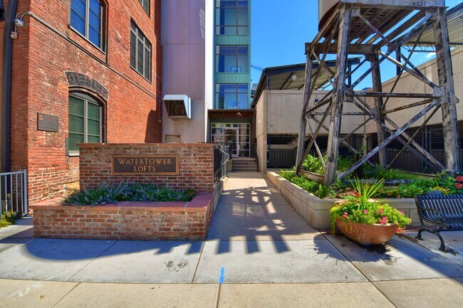 Front of building - 2960 Inca St