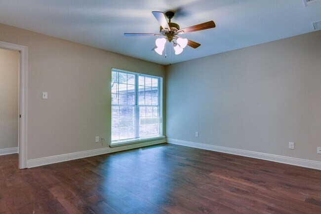 Building Photo - 21 Fernwood Dr