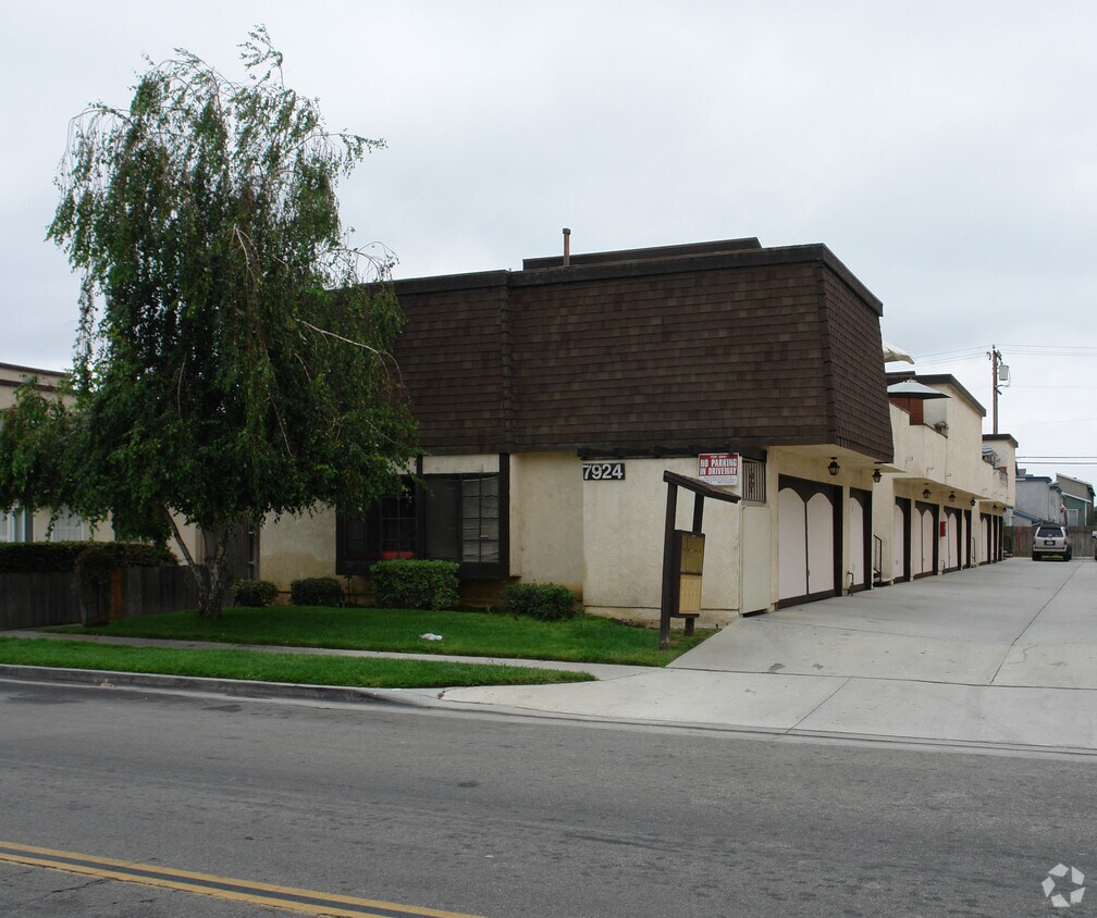 Foto principal - 7924 Stark St