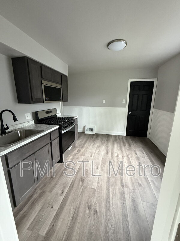 Building Photo - 8051 Airport Rd