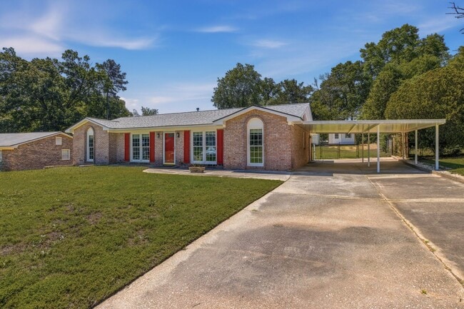 Building Photo - Renovated North Columbus Home with Fenced Yard!
