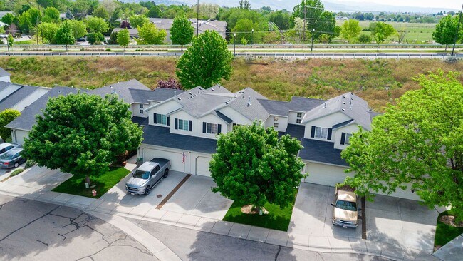 Building Photo - Newly Renovated Townhouse In Boise