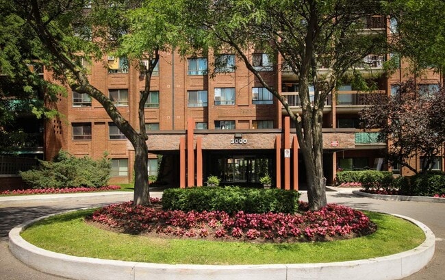 Building Photo - Warren Court Apartments