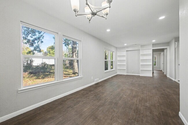 Foto del edificio - 2319 Glengariff Dr