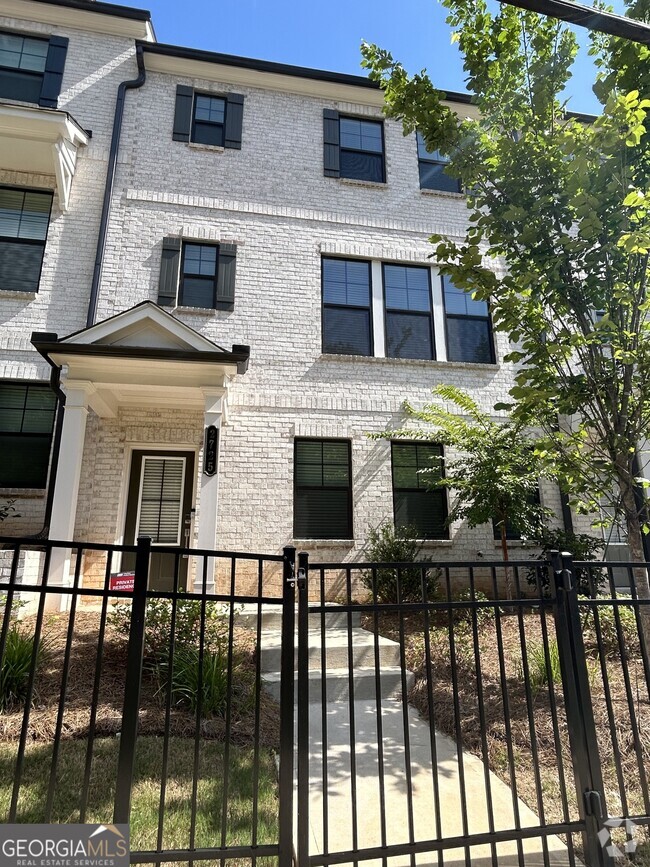 Building Photo - 2725 Harrison Dr
