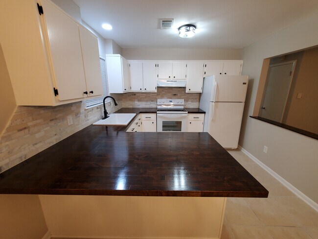 Building Photo - 979 White Cir