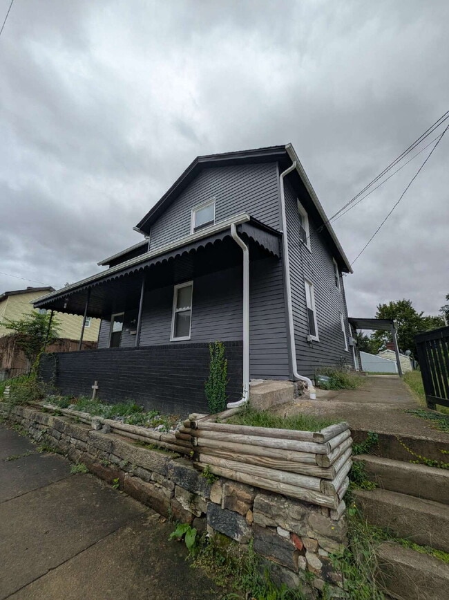 Building Photo - Beautifully updated 2 bed 1 bath apartment in Beaver Falls!