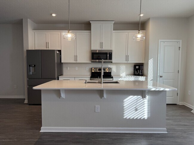 Building Photo - Like New Townhouse in Hamlin