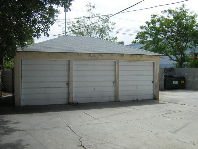 Building Photo - 511 N La Brea Ave