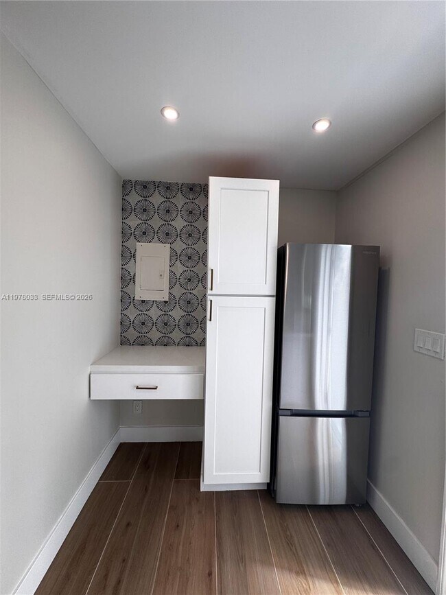 Building Photo - 2855 Royal Palm Ave