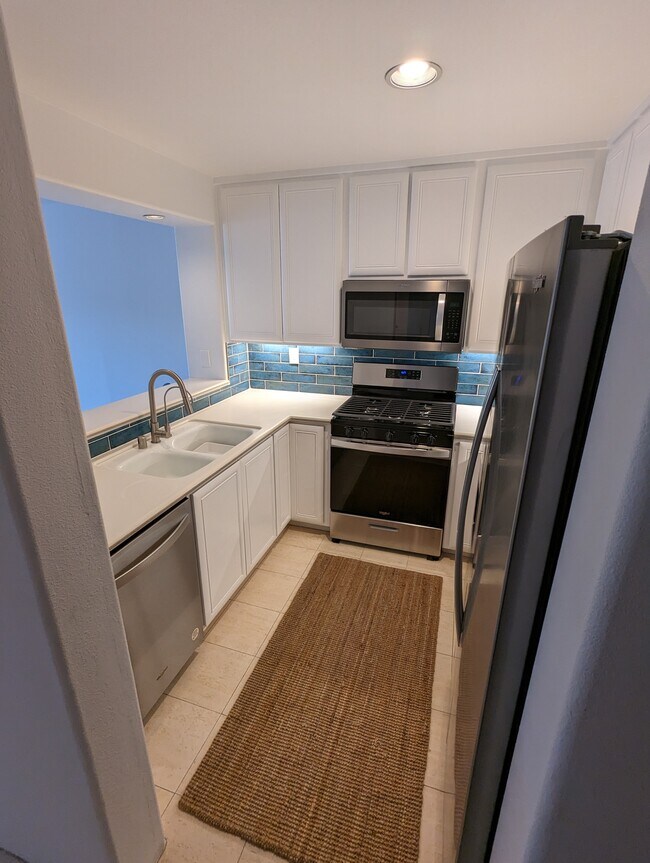 Building Photo - 433 Por La Mar Cir