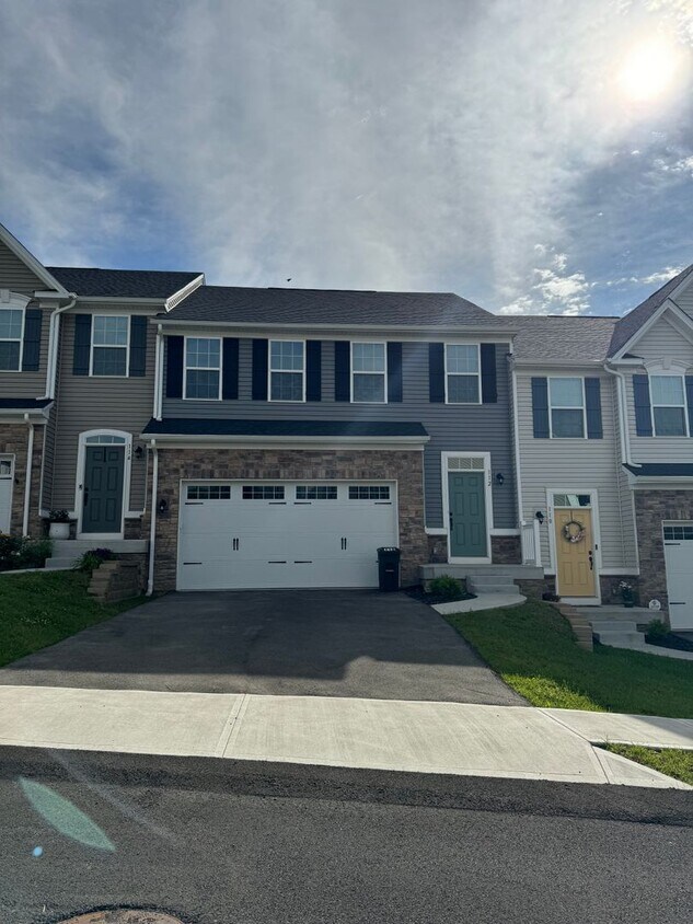 Primary Photo - 3 Bedroom Townhouse - In South Park Availa...