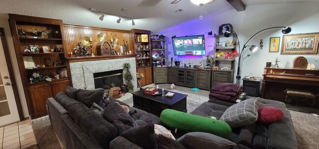 Building Photo - 3 bedroom, 2 bathroom, 2 car garage in Sou...