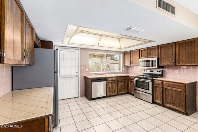 Building Photo - Great 3 bedroom home, updated bathrooms, rv gate