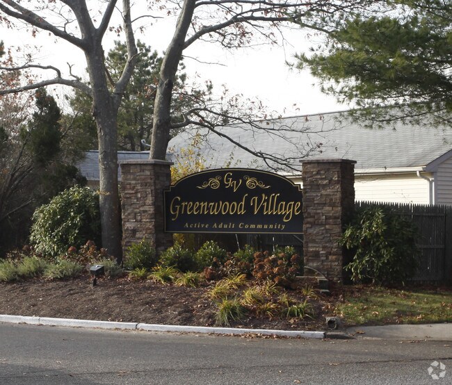 Greenwood Village Apartments Manorville, NY
