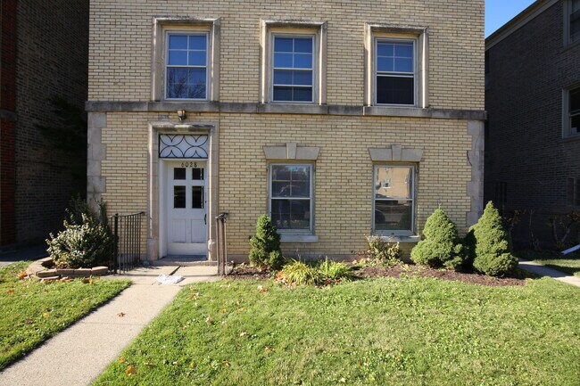 Building Photo - 6028 N Francisco Ave