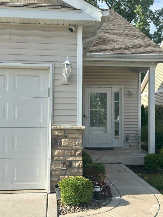 Building Photo - 107 Summertree Dr