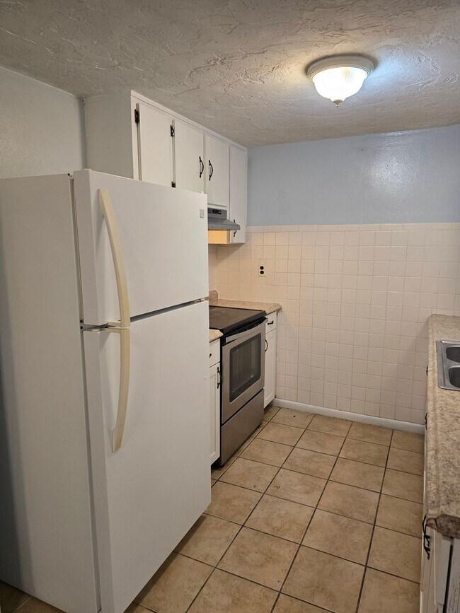 Building Photo - Adorable 2/1.5 in Beverly Hills!!!