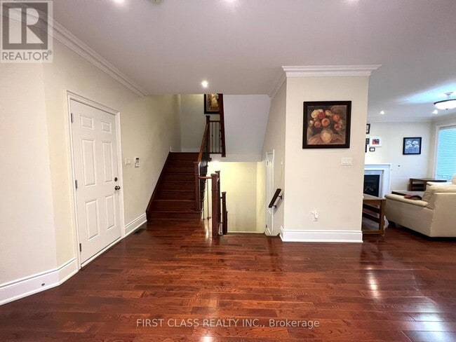 Building Photo - 826 Wingarden Crescent
