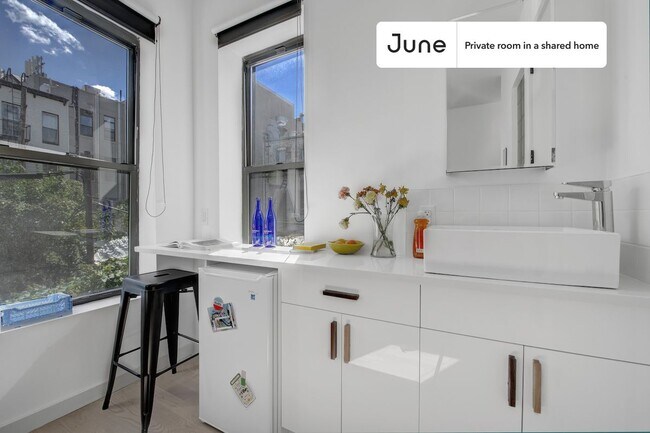 Foto del edificio - Spacious ROOM at The Maison Suydam