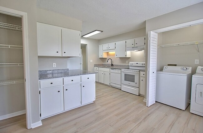 Building Photo - 912 Pineland Ave