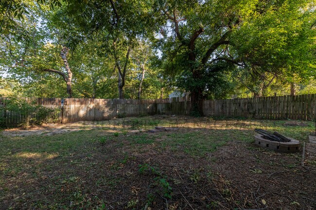 Building Photo - 2046 N Burns Ave