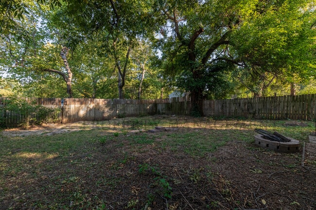 Foto del edificio - 2046 N Burns Ave