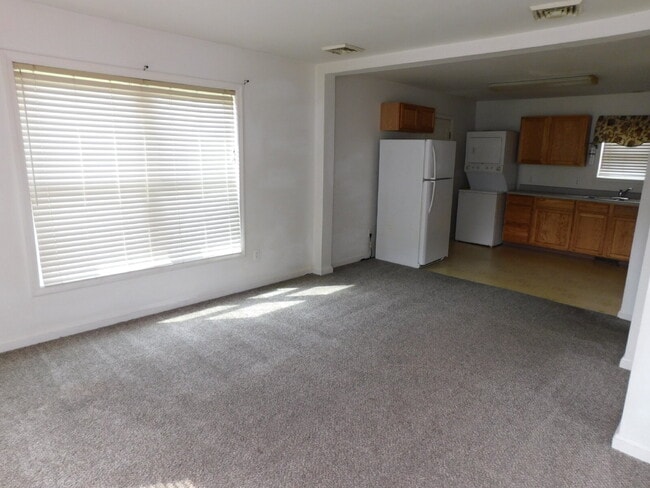 Building Photo - Ranch Style Private Entry Duplex