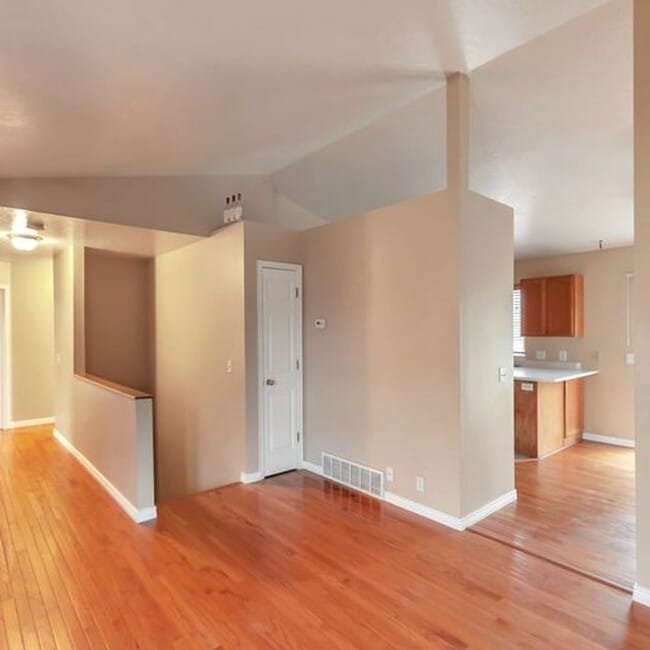 Building Photo - Awesome 4 Bedroom Pet Friendly Home w 2 car attached garage