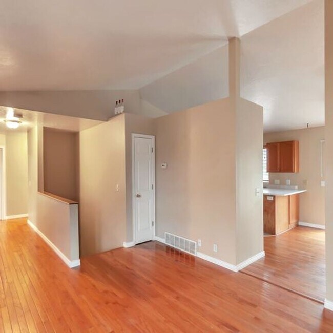 Foto del edificio - Awesome 4 Bedroom Pet Friendly Home w 2 car attached garage
