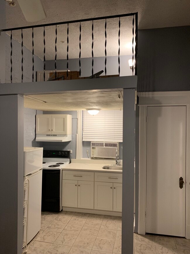 Cocina: gabinetes nuevos y encimera de cuarzo. - 2800 N Pine Grove Ave