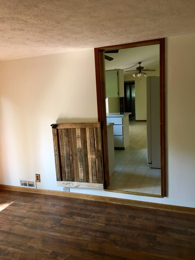 Building Photo - 975 Marilyn Ct