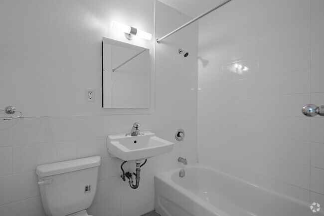 1BR, 1BA - 634SF - Bathroom - Goodwood Apartments