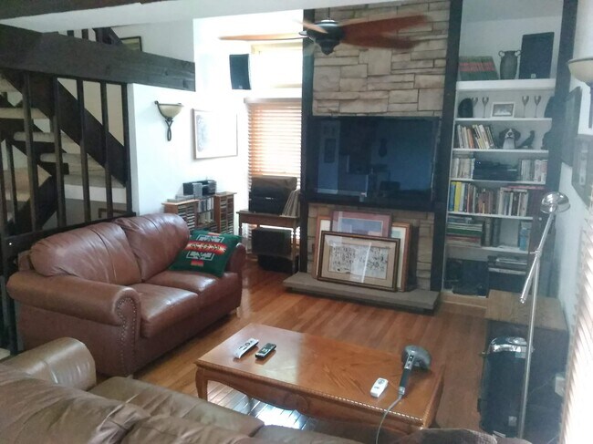 Living room - 1640 Bradley Ct