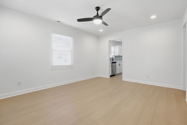 Foto del edificio - (Coming Soon) Beautifully Renovated 3-Bedroom with Fenced in Yard