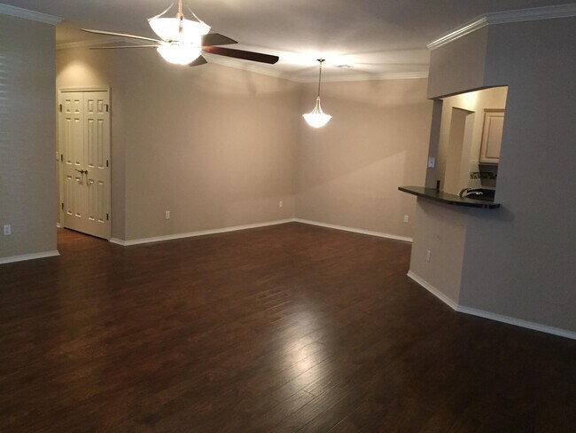 Foto del edificio - 4501 N Youngs Blvd