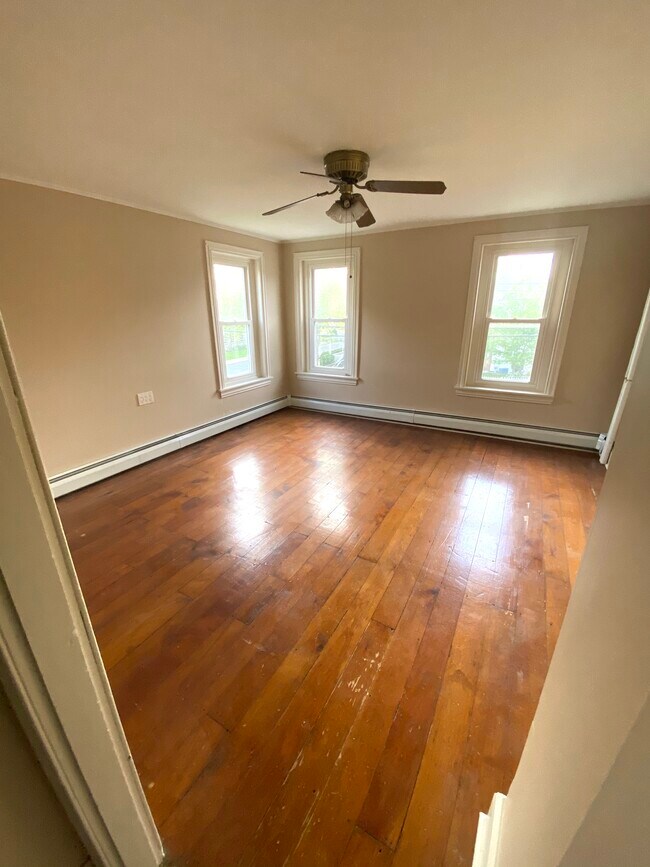Sala de estar/dormitorio 1 (segundo piso) - 506 Washington St